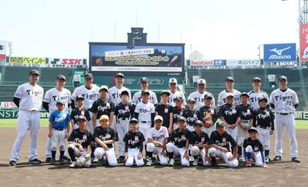 　記念撮影する（後列左から）秋山拓巳氏、岩田稔氏、糸井嘉男氏、関本賢太郎氏、桧山進次郎ＯＢ会副会長、掛布雅之ＯＢ会長、亀山努氏、鳥谷敬氏、今成亮太氏、葛城育郎氏（撮影・石井剣太郎）