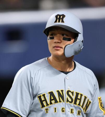 　６回、見逃し三振に倒れ、厳しい表情でベンチに戻る森下（撮影・中田匡峻）