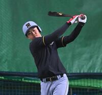 　素振りする中川（撮影・飯室逸平）