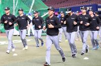 　１軍に合流した中川（中央）＝撮影・中田匡峻