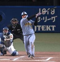 　７回、左前打を放つ大山（撮影・飯室逸平）