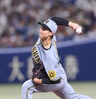 　７回から登板する湯浅（撮影・北村雅宏）