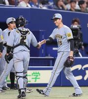 　７回、無失点に抑えて梅野と握手を交わす湯浅（右）＝撮影・北村雅宏