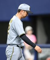 　８回表の攻撃を終え、選手交代を告げた藤川監督（撮影・中田匡峻）