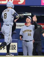 　４回、同点ソロを放った佐藤輝を迎える藤川監督（右）＝撮影・北村雅宏