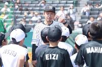 　子どもたちを指導する鳥谷敬氏（撮影・石井剣太郎）