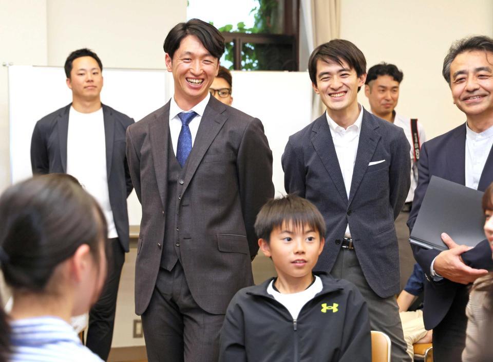 　教育プログラム「未来につなぐプロジェクト」に参加し、子どもたちの活動を見守る近本（中央）。同右は高島崚輔・芦屋市長（撮影・立川洋一郎）