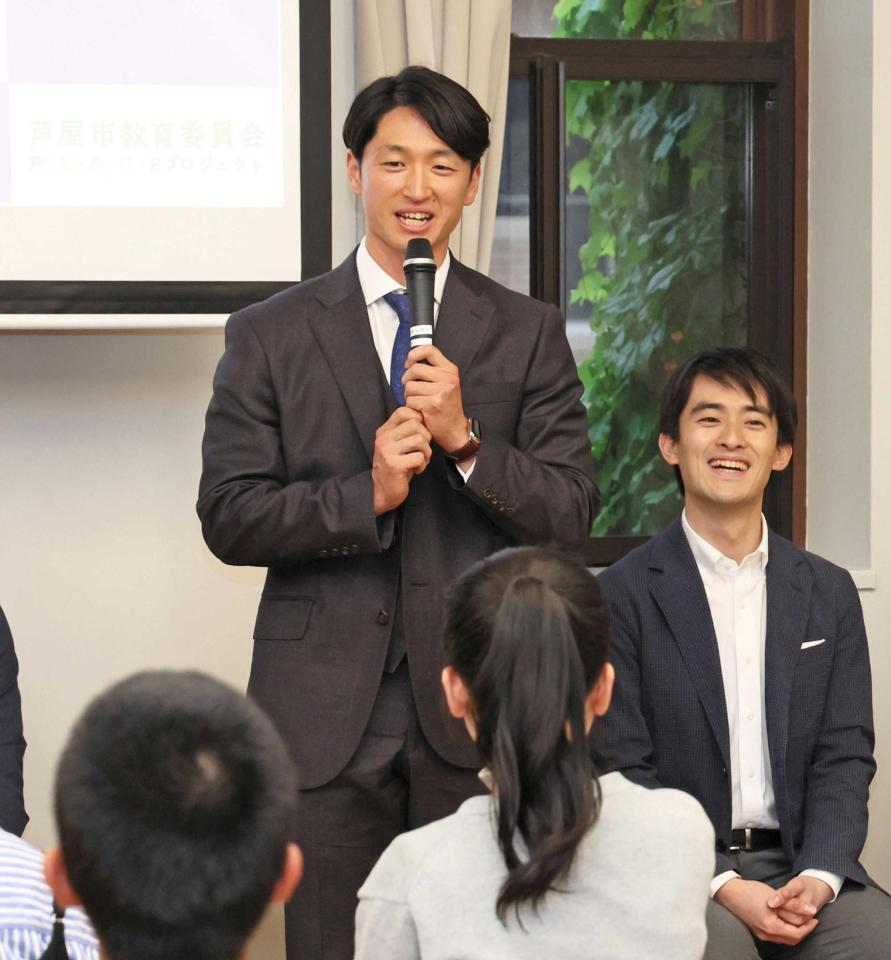 　子どもたちの前で話をする近本。右は高島崚輔・芦屋市長（撮影・立川洋一郎）