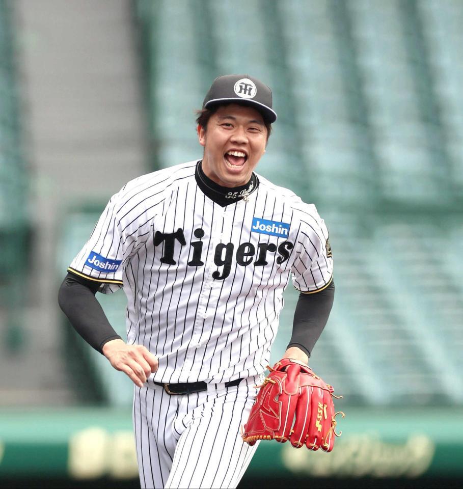 　投内連係で声を出す才木（撮影・北村雅宏）