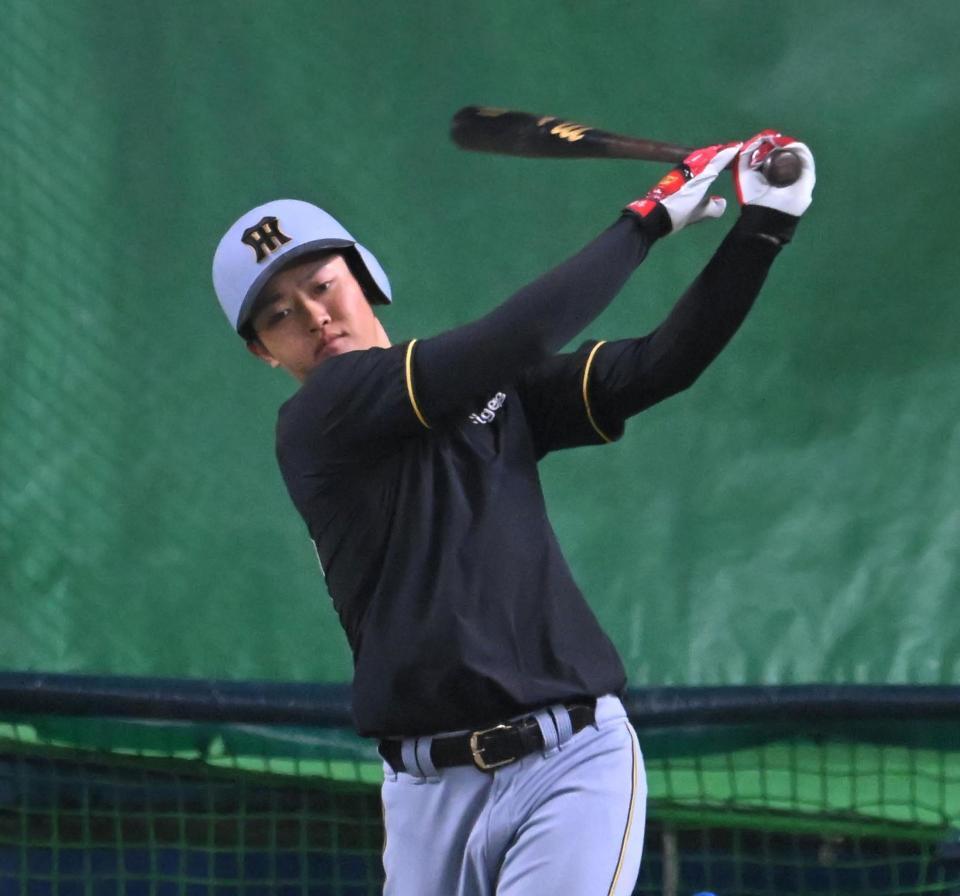 　素振りする中川（撮影・飯室逸平）