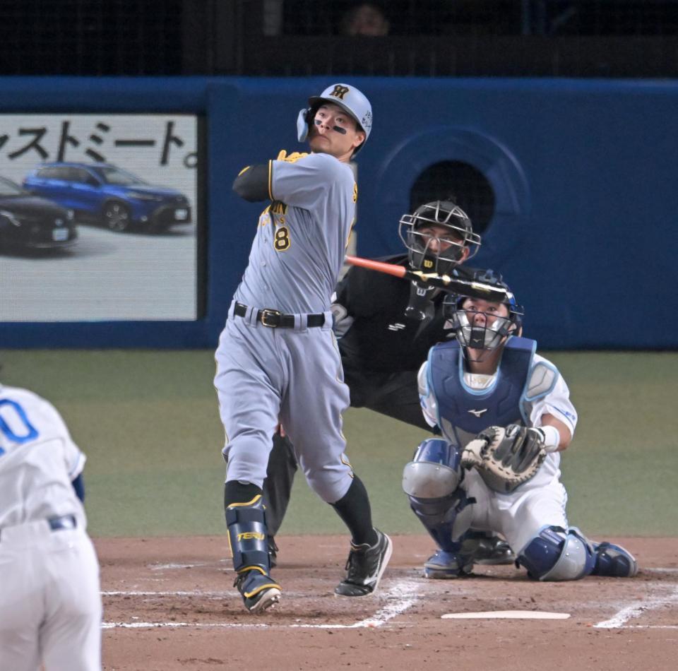 　４回、９号同点ソロを放つ佐藤輝（撮影・飯室逸平）