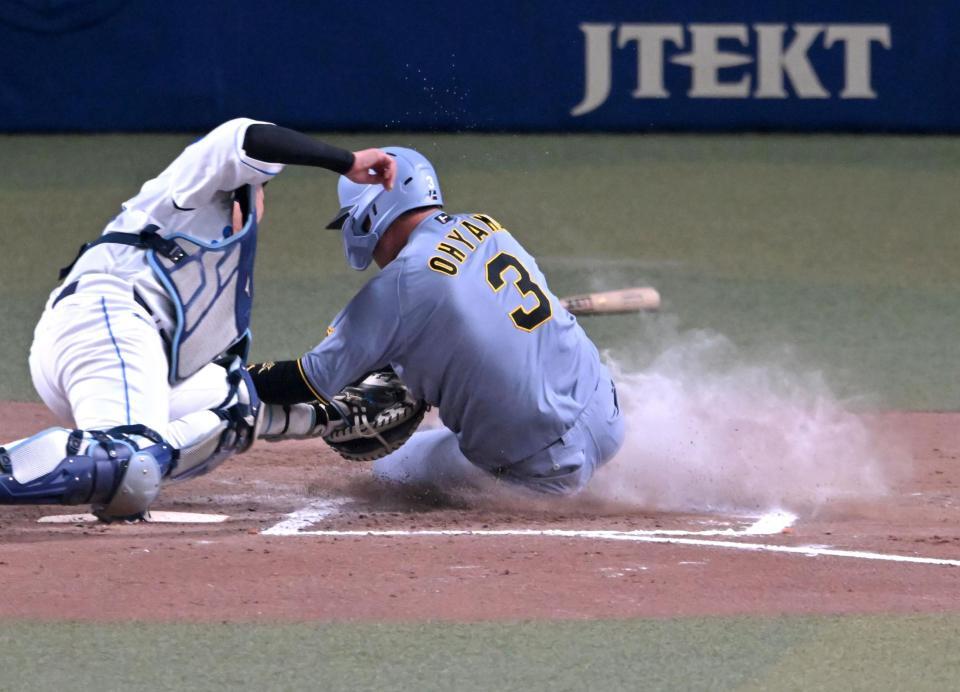　７回、梅野の三ゴロで本塁をつくもアウトになる三走・大山（撮影・飯室逸平）