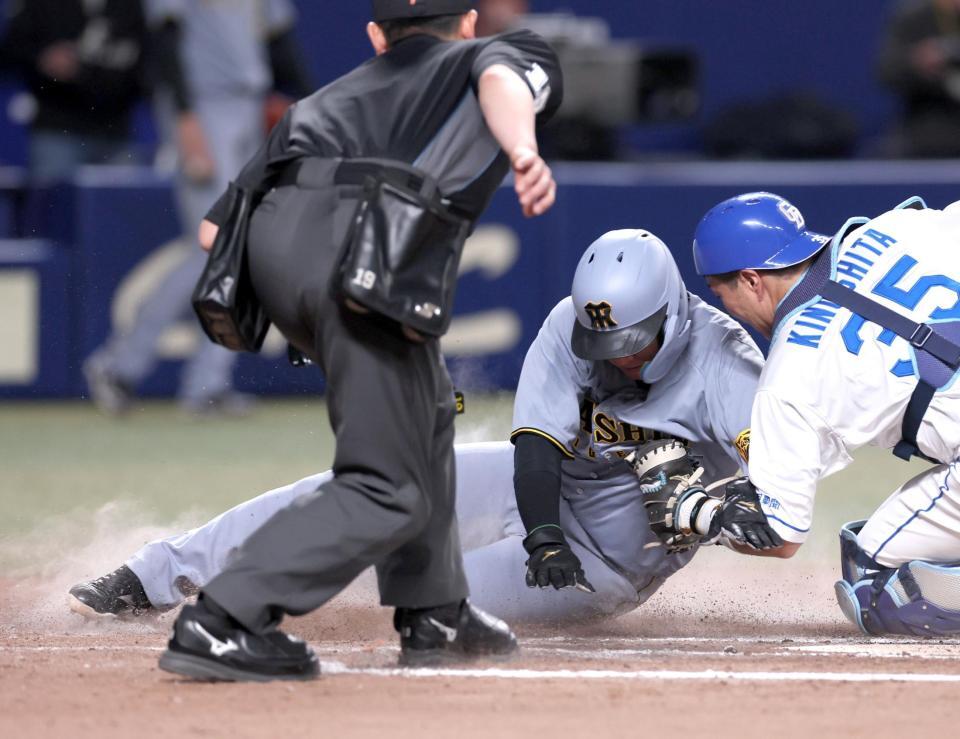　７回、梅野の三ゴロで本塁へ突入するも、タッチアウトになる三走・大山（中央）＝撮影・北村雅宏