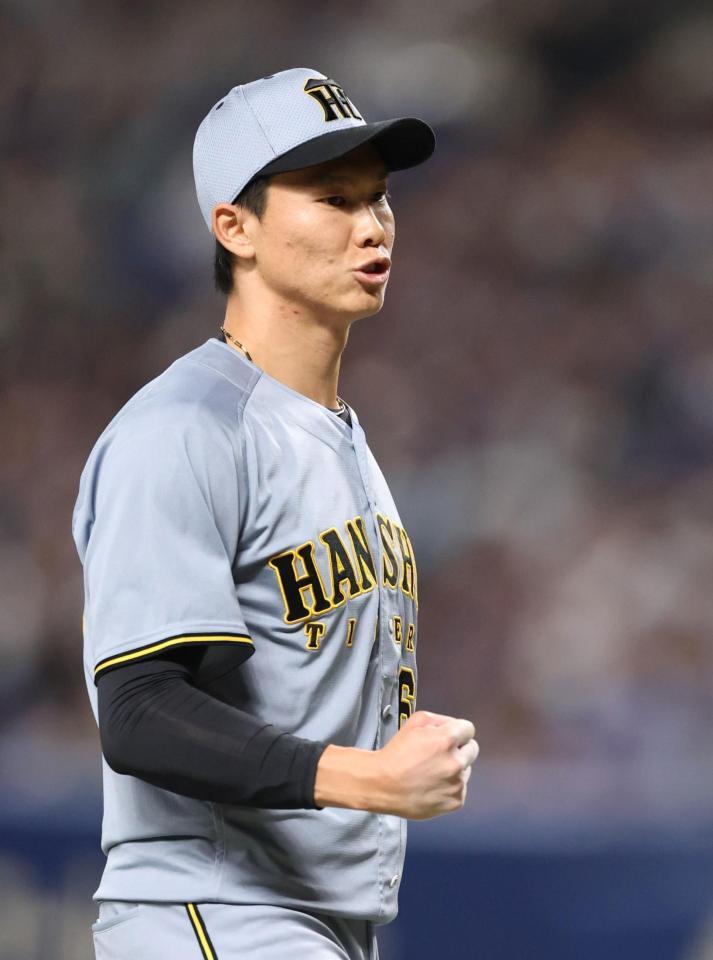 　７回、板山を遊ゴロに抑え、拳を握る湯浅（撮影・中田匡峻）