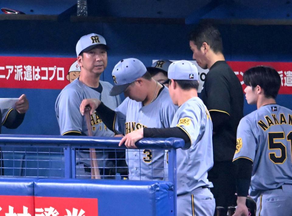 　足早にベンチを後にする藤川球児監督（左）＝撮影・飯室逸平