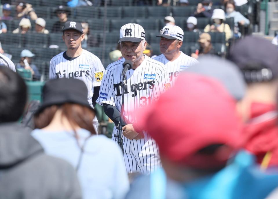 　開会の挨拶をする掛布雅之ＯＢ会長（中央）＝撮影・石井剣太郎