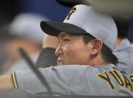 　９回、試合に敗れ、顔をしかめる湯浅（撮影・中田匡峻）