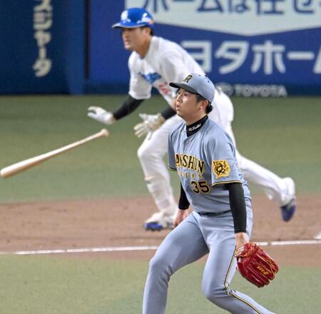 　５回、板山に勝ち越し二塁打を許す才木（撮影・飯室逸平）