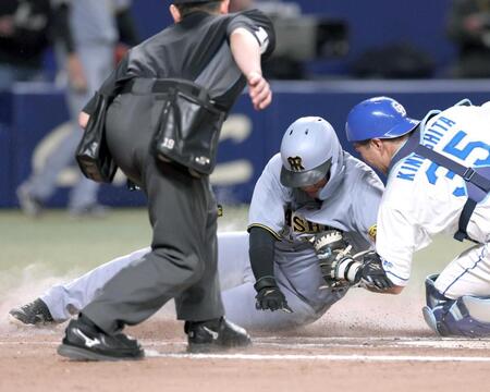 　７回、梅野の三ゴロで本塁を狙うがタッチアウトになる大山（撮影・北村雅宏）