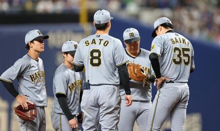 　５回、板山に勝ち越し適時二塁打を浴びた才木（右端）は肩を落としながらナインとマウンドに集まる（撮影・中田匡峻）