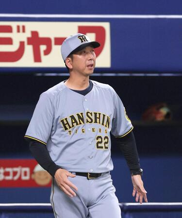 　８回の攻撃を終え、選手交代を告げる藤川監督（撮影・北村雅宏）