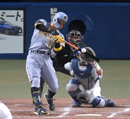 　４回、９号同点ソロを放つ佐藤輝（撮影・飯室逸平）