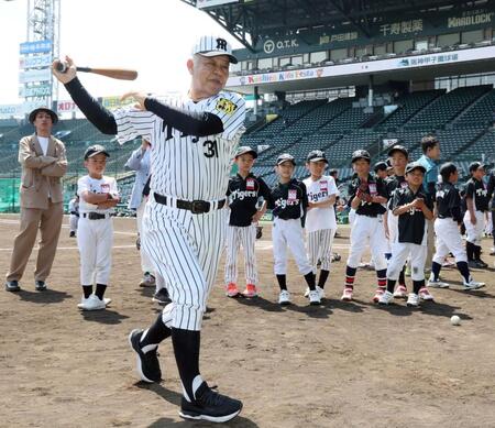 　子どもたちに打撃指導する掛布ＯＢ会長（撮影・石井剣太郎）