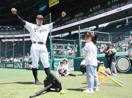 　子どもたちを指導する糸井嘉男氏（左）＝撮影・石井剣太郎