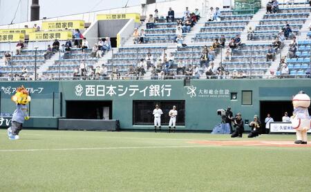 　ビジターユニホームで始球式を行ったコラッキー