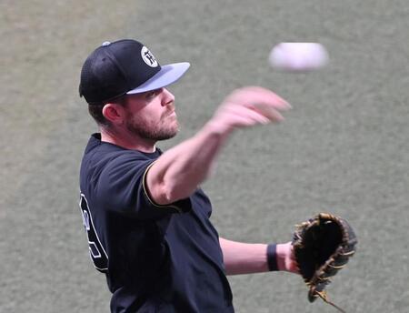 　キャッチボールするビーズリー（撮影・飯室逸平）