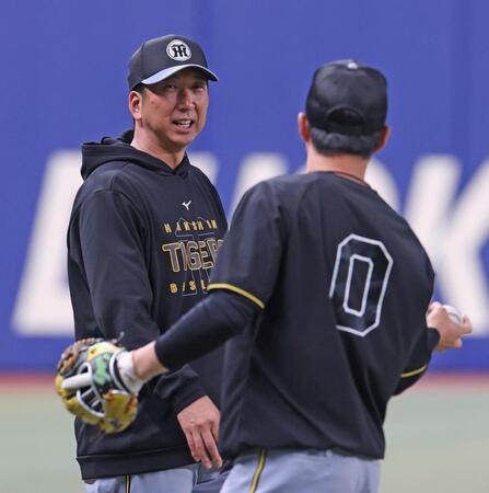 　木浪（右）と話す藤川監督（撮影・中田匡峻）