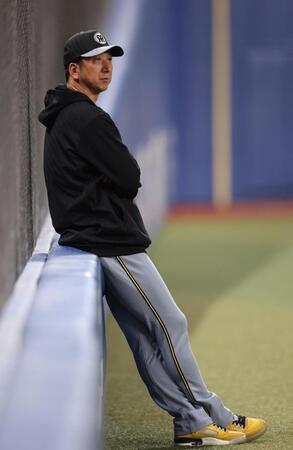 　練習を見守る藤川監督（撮影・中田匡峻）