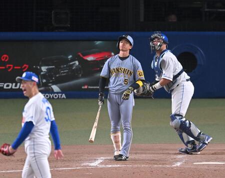 　９回、好機に見逃し三振に倒れる近本（撮影・飯室逸平）