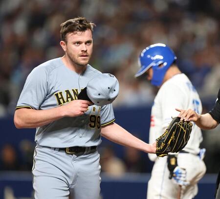 　１１回、木下（右）の打席で暴投し、ピンチを広げたビーズリー（撮影・中田匡峻）