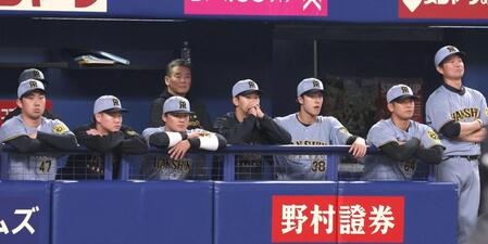 　１１回、サヨナラ負けを喫し、ベンチでぼうぜんとする阪神ナイン（撮影・北村雅宏）
