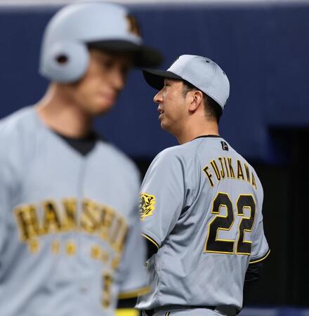 　９回表の攻撃を終え、選手交代を告げに向かう藤川監督。手前は見逃し三振に倒れた近本（撮影・中田匡峻）