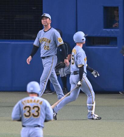　９回、選手交代を告げにベンチを出る藤川監督（撮影・飯室逸平）