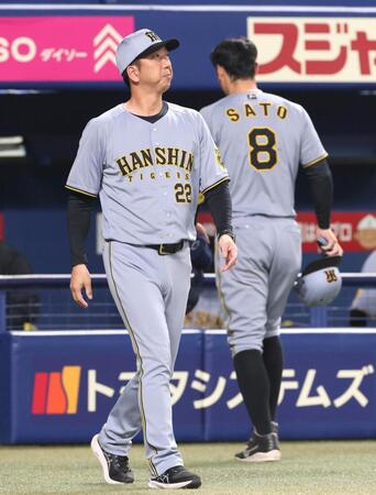 　１０回、選手交代を告げに行く藤川監督（撮影・北村雅宏）