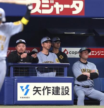 　９回、ベンチで険しい表情の藤川監督（中央）＝撮影・北村雅宏