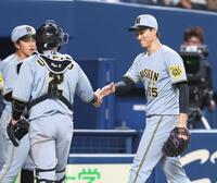 　７回、無失点に抑えて梅野と握手を交わす湯浅（右）（撮影・北村雅宏）