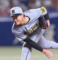 　７回から登板する湯浅（撮影・北村雅宏）