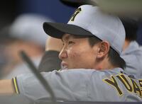 　９回、試合に敗れ、顔をしかめる湯浅（撮影・中田匡峻）