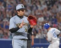 　２回、細川（奥）に左越えへ先制ソロを浴びた才木（撮影・中田匡峻）
