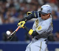 　４回、ライトへ同点ソロを放つ佐藤輝（撮影・中田匡峻）