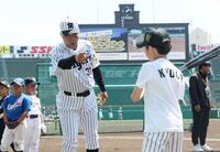 　打撃指導する掛布雅之ＯＢ会長（中央）＝撮影・石井剣太郎