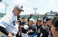 　子どもたちと話す掛布雅之ＯＢ会長（左端）＝撮影・石井剣太郎