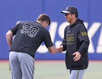 　藤川監督（右）と握手を交わすビーズリー（撮影・中田匡峻）