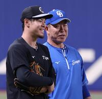 　井上監督（右）と話す佐藤輝（撮影・中田匡峻）