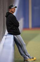 　練習を見守る藤川監督（撮影・中田匡峻）