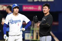 　岡林（左）と話す前川（撮影・中田匡峻）